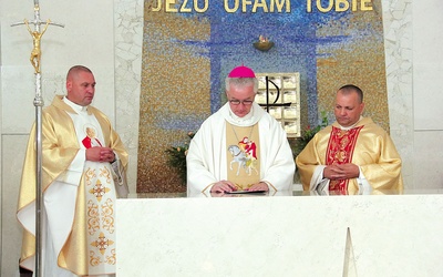 Biskup podpisał dekret w obecności ks. mjr. Kamińskiego i ks. ppłk Marcina Janochy.