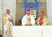 Biskup podpisał dekret w obecności ks. mjr. Kamińskiego i ks. ppłk Marcina Janochy.