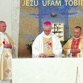 Biskup podpisał dekret w obecności ks. mjr. Kamińskiego i ks. ppłk Marcina Janochy.