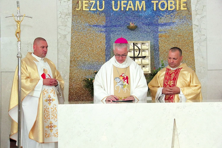 Biskup podpisał dekret w obecności ks. mjr. Kamińskiego i ks. ppłk Marcina Janochy.
