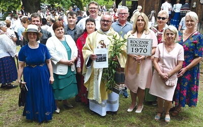 	Rówieśnicy ze szkolnej ławy cieszyli się razem z jubilatem. 