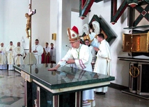 Liturgia z błogosławieństwem jest bogata w symbole przypominające o zbawczym dziele Jezusa.