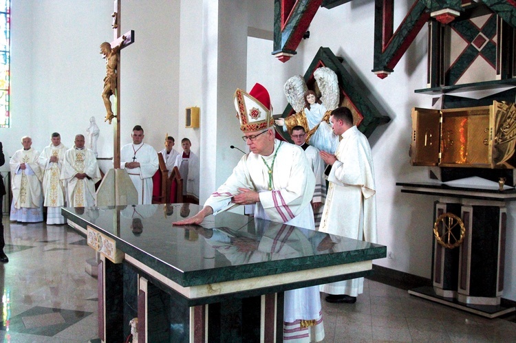 Liturgia z błogosławieństwem jest bogata w symbole przypominające o zbawczym dziele Jezusa.