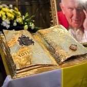 W bazylice mniejszej od 14 czerwca znajduje się kropla krwi papieża Polaka. 
