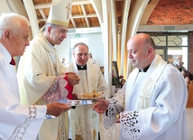 	Bp Osial i proboszcz Babicki dziękowali wszystkim,  którzy przyczynili się do powstania świątyni.