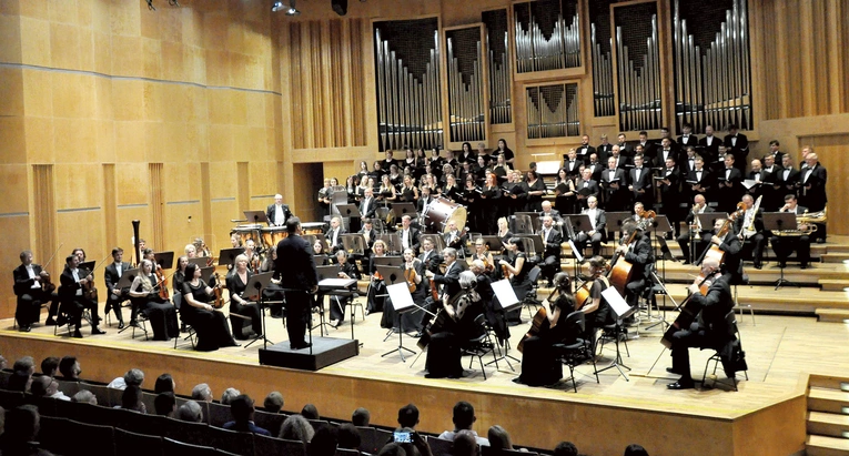 	Pierwsze Te Deum wyśpiewano podczas Eucharystii w kościele, a drugie, wraz z orkiestrą i chórem DIMK, wybrzmiało w Filharmonii Opolskiej.