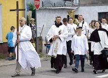 Pielgrzymów do kościoła na Mszę odpustową prowadził o. Albin Łyda OFM wraz ze służbą liturgiczną i orkiestrą dętą.
