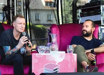 Patryk Galewski (z lewej) i Piotr Żyłka podczas Festiwalu Książki w Opolu.