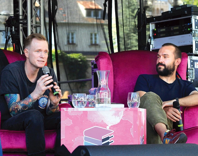 Patryk Galewski (z lewej) i Piotr Żyłka podczas Festiwalu Książki w Opolu.