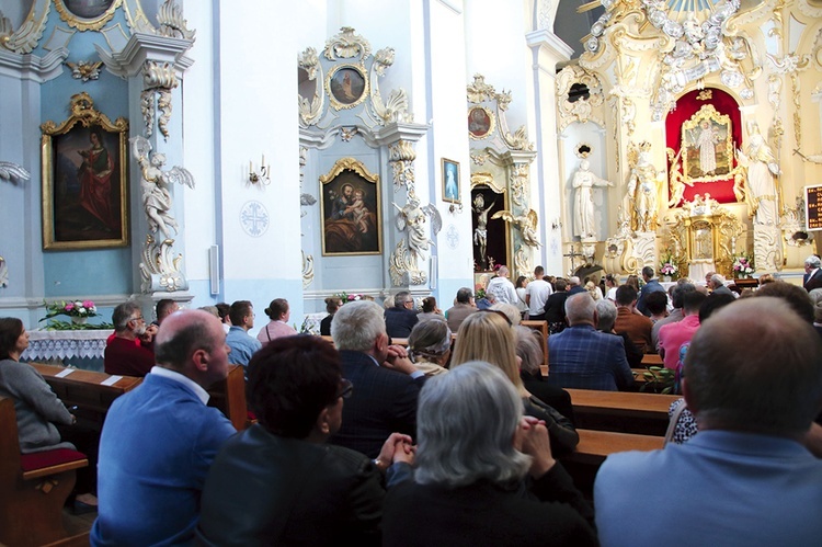 Sanktuarium w trakcie uroczystości.