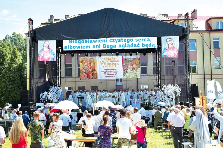 Świętowanie odbyło się przy katolickich szkołach  im. św. Jadwigi Królowej.