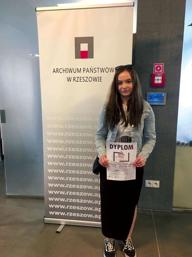 Wyróżniona uczennica gorzyckiej placówki z dyplomem.