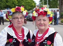 	Uczestniczki w strojach regionalnych.