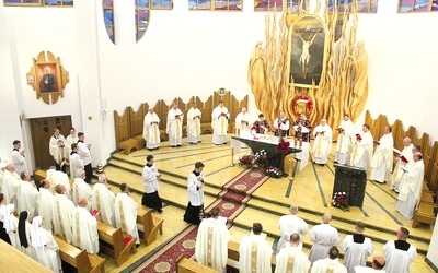 Msza św. dziękczynna pod przewodnictwem bp. Andrzeja Jeża w tarnowskim seminarium. 