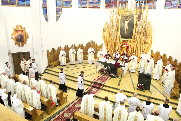 Msza św. dziękczynna pod przewodnictwem bp. Andrzeja Jeża w tarnowskim seminarium. 