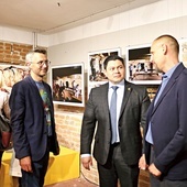 	Jarosław Źrałka (z lewej) i Billy Toshiko Lam Padilla podczas wernisażu.
