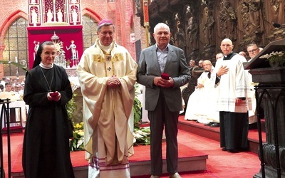 Arcybiskup wręczył Medale św. Jadwigi Śląskiej s. Dorocie Zamojskiej, która w ostatnich latach pełniła funkcję diecezjalnej referentki zakonnej, i Tadeuszowi Rajterowi z parafii pw. św. Jacka we Wrocławiu.