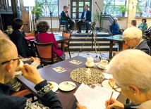 Ze stryjem łączyła go m.in. pasja do fotografowania.  Gdy kapłan umierał, Marek miał 14 lat.