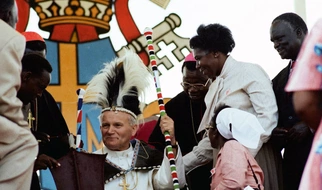 Z czarnymi piórami na głowie, czyli Jan Paweł II w Afryce