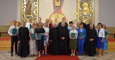 Studenci z wykładowcami w kaplicy seminaryjnej.