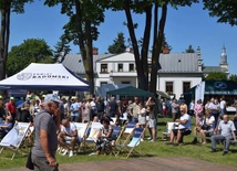 Festyn w ogrodach plebańskich.