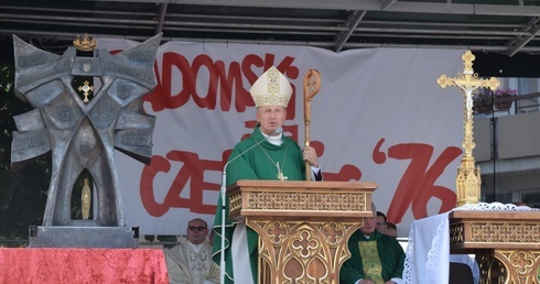 Modlitwa bpa M. Solarczyka przy ołtarzu polowym w 2023 roku.