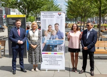 Katowice. Kampania "Podaruj dzieciom nadzieję na dom"