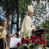 - Cieszę się że papież Franciszek przychylił się do wspólnej prośby: mieszkańców Łazisk i parafian tutejszych parafii, władz miasta i Kościoła, by oficjalnie ogłosić św. Jana patronem miasta - mówił podczas homilii abp Adrian Galbas.