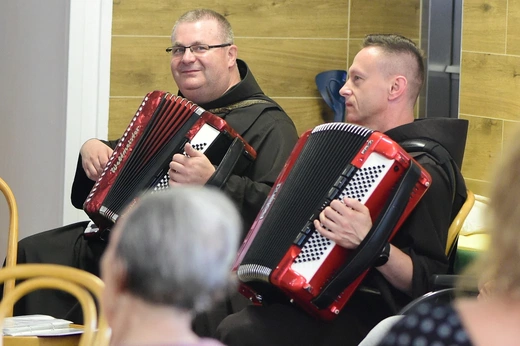 Barczewo DPS. Akcja "Uśmiech jest najpiękniejszym podziękowaniem"
