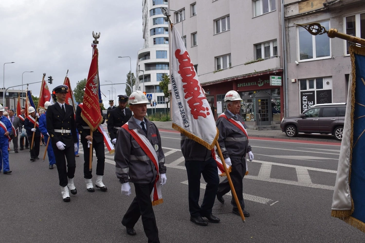 Dni Morza 2024. Przejście pod pomnik Polski Morskiej