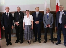 Odznaczeni z Krzysztofem Szwagrzykiem, zastępcą prezesa IPN.