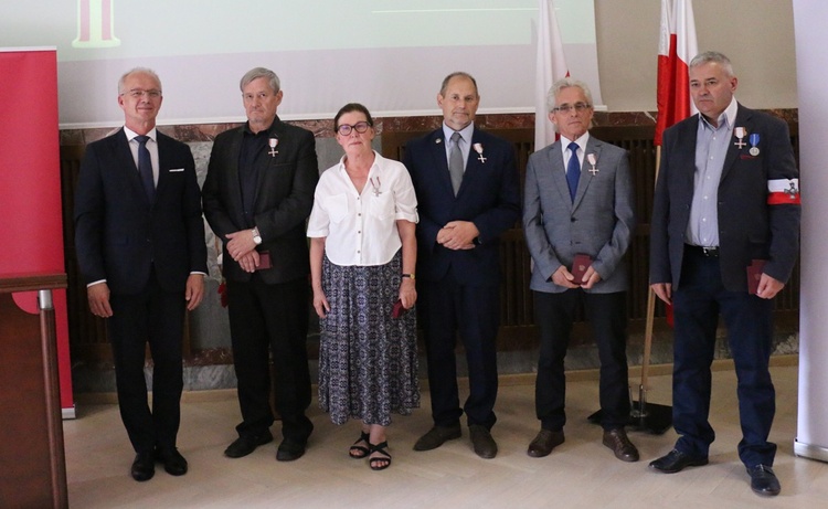 Odznaczeni z Krzysztofem Szwagrzykiem, zastępcą prezesa IPN.