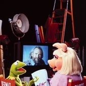 Twórca muppetów w filmowej biografii jawi się jako duże dziecko obdarzone niezwykłą wyobraźnią