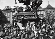 Manifestacja z 1 maja 1971 roku. Jej uczestnicy domagali się m.in. ukarania winnych śmierci robotników w czasie Grudnia 1970.
