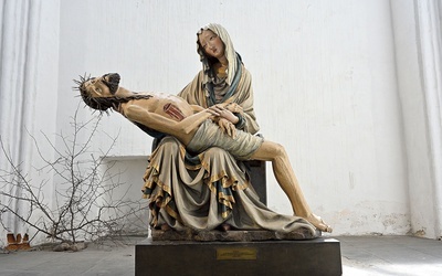 Wapienna rzeźba to jedno z dzieł w kaplicy św. Jerzego.