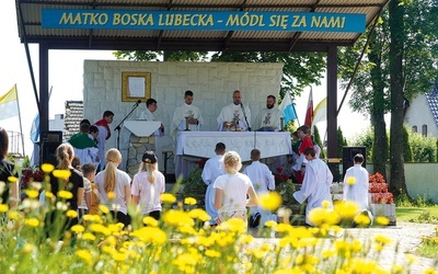 Eucharystia sprawowana była na zewnątrz przy ołtarzu polowym.
