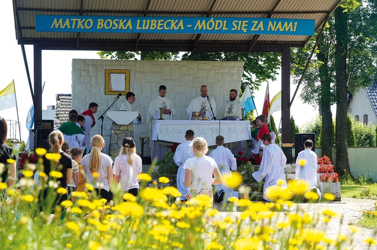 Eucharystia sprawowana była na zewnątrz przy ołtarzu polowym.