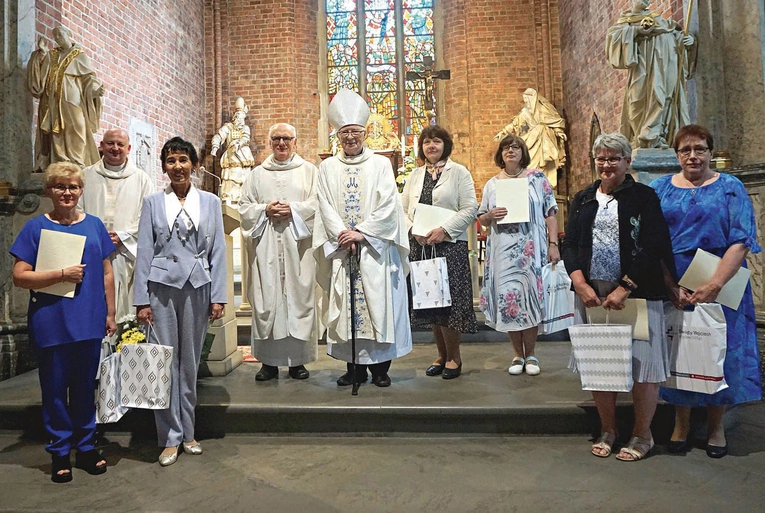 Katechetki odchodzące na emeryturę z ks. infułatem Konradem Kołodziejem, ks. Adamem Spałkiemi ks. Tadeuszem Hryhorowiczem. 