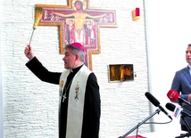 Biskup poświęcił cztery kondygnacje budynku.