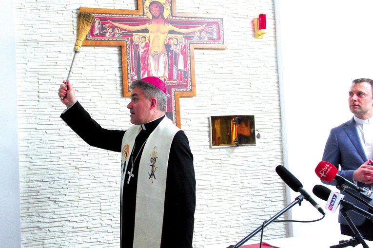 Biskup poświęcił cztery kondygnacje budynku.