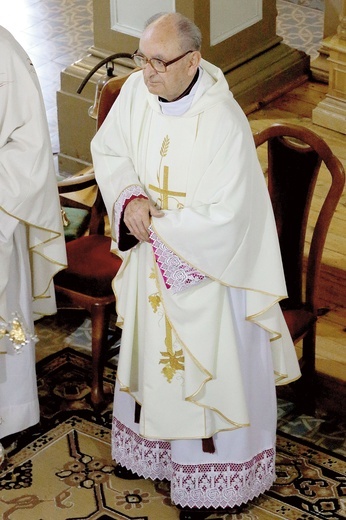 Ks. kan. Wiesław Szymankiewicz podczas uroczystej Eucharystii.