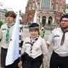 Krakowscy harcerze w trakcie uroczystości jubileuszowych na Rynku Podgórskim.