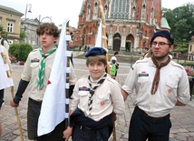 Krakowscy harcerze w trakcie uroczystości jubileuszowych na Rynku Podgórskim.