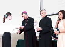 Bp Wojciech z ks. Karpińskim wręczyli świadectwa i nagrody licealistom oraz listy gratulacyjne ich rodzicom.