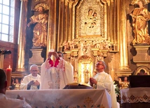 Zanim nastąpiła liturgia eucharystyczna, bp Osial i proboszcz Leśniewski poświęcili ołtarz, z którego nastawy spogląda Matka Boża Topolska.