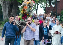 Wierni w procesji udali się nad brzeg jeziora.