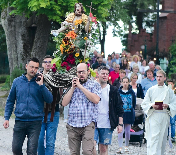 Wierni w procesji udali się nad brzeg jeziora.