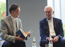 Rozmowę z politykiem (po prawej) prowadził ks. Stanisław Rabiej.