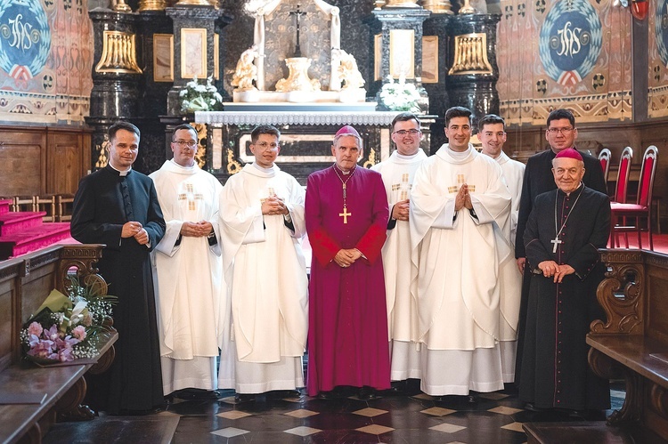 Po zakończonej Mszy św. nowo wyświęceni księża otrzymali nominacje  na swoje pierwsze parafie.