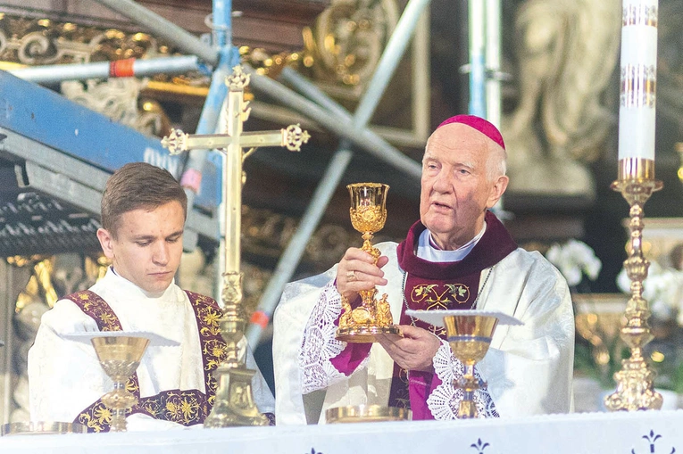 Jubilat podczas sprawowania Eucharystii.